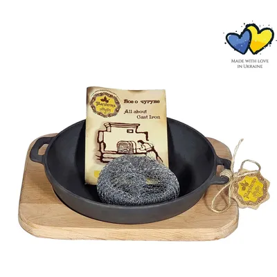 Immagine prodotto di Padella in ghisa MAYSTERNYA su tavola di legno - ø 20 x 4 cm - Padella in ghisa per ogni griglia - nero