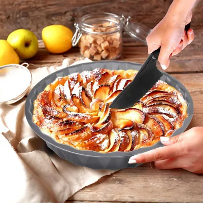 Obrázok produktu pre Plastový cukrársky nôž so zúbkovaným ostrím na koláče, piškótové torty, porciovanie