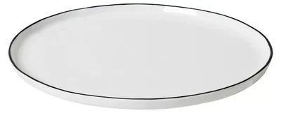 Produktbild von Broste Copenhagen Broste Copenhagen - Salz Speiseteller - 4er-Set - Ø28 cm - Weißes Steingut - Handbemalter schwarzer Rand - Rustikal & Handgemacht - Spülmaschinen- und mikrowellenfest