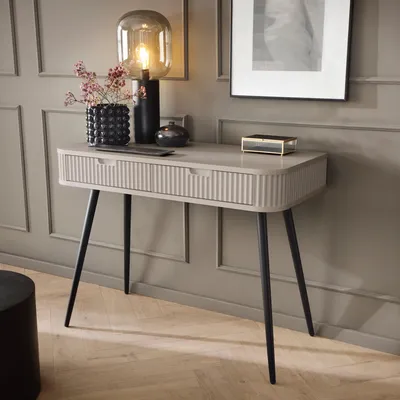 Produktbild von Komodee, Schminktisch MORDEN - Kaschmir - Geriffelte Fronten - 2 Schubladen - Breite 103 cm, Höhe 80 cm, Tiefe 49 cm