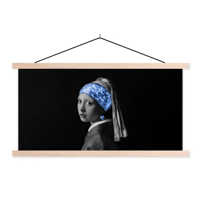 Produktbild von MuchoWow® Textilposter Mädchen mit einem Perlenohrring - Blau - Vermeer 60x30 cm mit holzfarbenen Rahmen - Dekoration