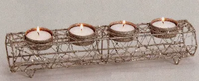 Teelichthalter aus glitzernden bronzefarbenen Metalldraht in Form eines langen schlanken Rechtecks.