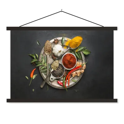 Produktbild von MuchoWow® Textilposter Gewürze - Teller - Pfeffer - Schwarz - Löffel - Silber 90x60 cm mit schwarzem Rahmen - Aufhängungssatz