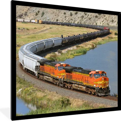 Produktbild von MuchoWow® Gerahmtes Poster Ein orangefarbener Zug 40x40 cm - Poster mit Schwarzem Bilderrahmen Wandposter Rahmen Foto Bilder - Mit Rahmen - Wanddekoration Schlafzimmer