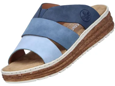 Auf dem Bild ist ein blauer flacher Schuh zu sehen der elegant und schlicht gestaltet ist. Der Schuh wird von der Seitenansicht präsentiert sodass die Form und der Farbton gut zur Geltung kommen.
