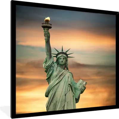 Produktbild von MuchoWow® Gerahmtes Poster New York - Freiheitsstatue - Sonnenuntergang 40x40 cm - Poster mit Schwarzem Bilderrahmen Wandposter Rahmen Foto Bilder - Mit Rahmen - Wanddekoration Schlafzimmer
