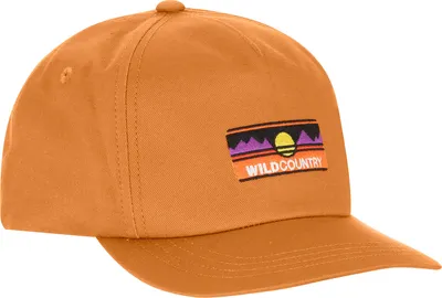 Orangene Kappe von Wild Country mit buntem Logo und Bergmotiv.