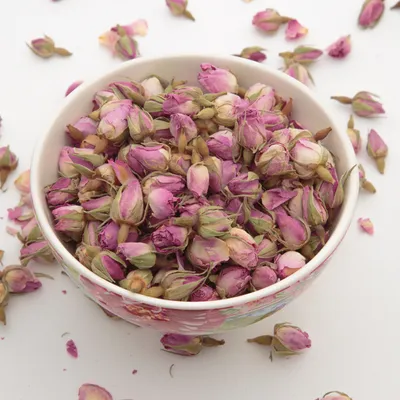 Produktbild von 100 Gramm Rosa Rosenknospen und Rosenblätter Potpourri parfümiert Duftkissen Füllung und Raumduft Rosa Streudeko