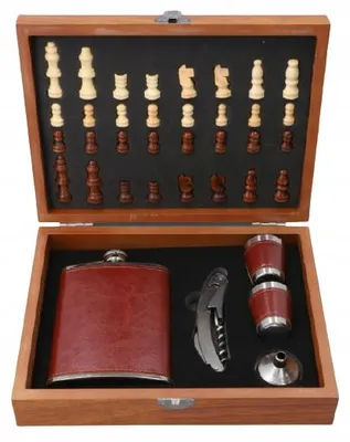 Produktbild von Flachmann aus Leder mit Schnapsgläsern und Schachspiel - das perfekte Geschenk