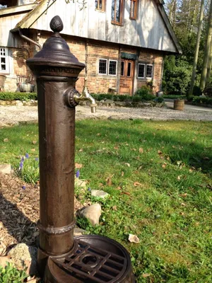 Produktbild von Wasser-Zapfstelle als hübscher Standbrunnen, Stehbrunnen mit Messing-Hahn