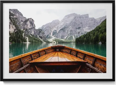Produktbild von Boot auf Bergsee– Wandbild mit Rahmen – Gerahmtes Bild  – Wanddekoration – 100x70 cm –  Schwarz Rahmen