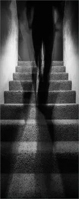 Produktbild von Wallario selbstklebendes Poster - Mysteriöse Treppe mit Schattenfigur - Schwarzweiß, Größe: 50 x 125 cm