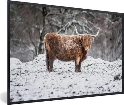 Produktbild von MuchoWow® Gerahmtes Poster Schottischer Highlander - Baum - Schnee 90x60 cm - Poster mit Schwarzem Bilderrahmen Wandposter Rahmen Foto Bilder - Fotorahmen - Foto-Plakat