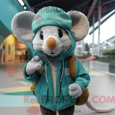 Produktbild von Maskottchen REDBROKOLY einer blaugrünen Maus mit Parka und Beanie