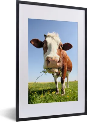 Produktbild von MuchoWow® Gerahmtes Poster Kuh - Tiere - Blumen - Gras 40x60 cm - Poster mit Schwarzem Bilderrahmen Wandposter Rahmen Foto Bilder - Poster in Rahmen