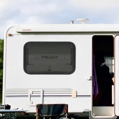 Produktbild von RV Ausstellfenster 70x45 cm mit Rollo für Wohnmobile, Aluminium, Schwarz