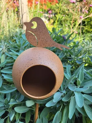 Productafbeelding van Elegant roestkleurige vogelhuisje op een stang, met een vogelkop aan de bovenkant