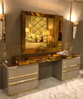 Produktbild von Casa Padrino Luxus Schlafzimmer Möbel Set Taupe / Gold - Edler Schminktisch mit Wandspiegel - Hotel Möbel - Luxus Qualität -  Italy