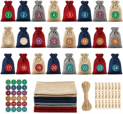 Imagen del producto de Calendario de adviento para rellenar, modelo 3, con 24 bolsas en rojo, azul, gris y beige, números adhesivos, clips y cordón. Kit para manualidades, decoración navideña