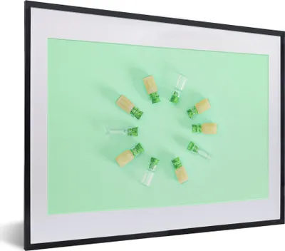 Produktbild von MuchoWow® MuchoWow® Gerahmtes Poster Flaschen auf mintgrünem Hintergrund 40x30 cm - Poster mit zchwarzem Bilderrahmen - Bilderrahmen - Poster im Rahmen