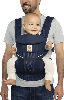 Produktbild von Ergobaby Omni Breeze Babytrage für geborene ab Geburt bis 20kg, 4 Positionen SoftFlex Mesh Ergonomische Babybauchtrage Rückentrage Baby-Tragetasche, Midnight Blue Omni Breeze Midnight Blue