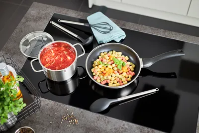 Produktbild von RÖSLE Basic Line Bratpfanne Ø 24 cm, Edelstahl 18/10, mit Antihaftversiegelung ProPlex, Schüttrand, induktions- und spülmaschinengeeignet