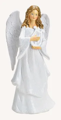 Engel ist in ein schlichtes aber glitzerndes weißes Gewand gekleidet. Seine Flügel sind ausgebreitet