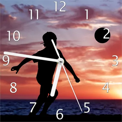 Produktbild von Wallario Design Wanduhr Fußball - Kleiner Junge spielt im Abendrot aus Echtglas, Größe 20 x 20 cm