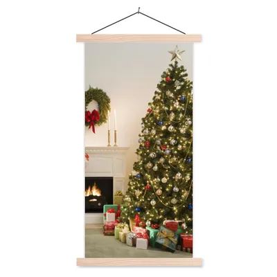 Produktbild von MuchoWow® Textilposter Ein Weihnachtsbaum mit Geschenken neben einem Kamin 60x120 cm mit holzfarbenen Rahmen - Holz