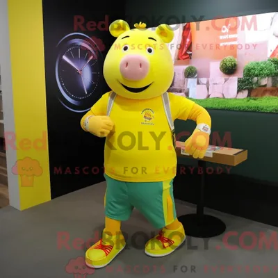 Obrázok produktu pre Postava maskota REDBROKOLY, žltá prasa oblečená v bežeckých šortkách a s náramkovými hodinkami
