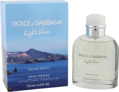 Dolce & Gabbana Light Blue Discover Vulcano Pour Homme mit klarem Flakon und Box mit vulkanischer Insel im blauen Mittelmeer.