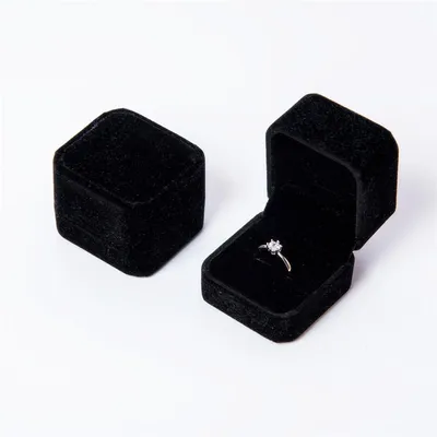 Immagine prodotto di Scatola in velluto nero, dimensioni 5,3x5x3,8 cm, ideale per anelli di fidanzamento