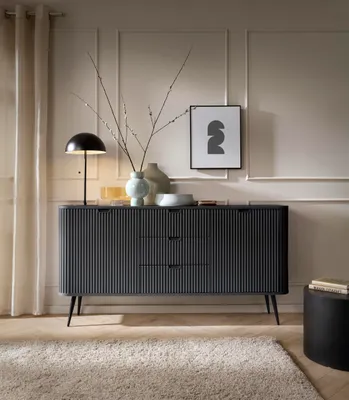 Productafbeelding van Ovale commode PORTO K2D3SZ, met een geribbelde voorkant in mat zwart, op zwarte poten