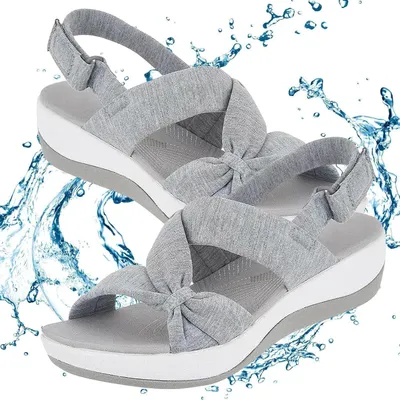 Paar hellgraue Stoff-Plattformsandalen mit geknotetem Riemendesign und verstellbarem Knöchelriemen