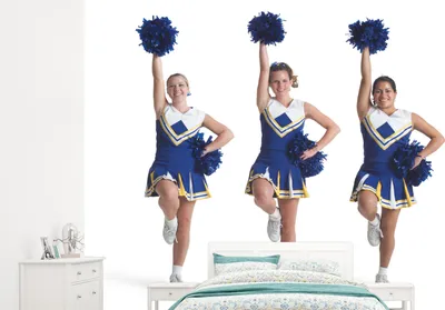 Produktbild von Fotobehang - Dekorativer Fotobanner Drei Jugendliche haben als Cheerleader einen Pompom in der Luft - Breite 245 cm x Höhe 220 cm
