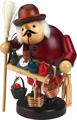 Räuchermännchen Hausierer mit roten Mantel und roten Melone. Er trägt eine Theke mit Gegenständen.