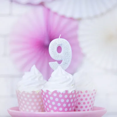 Immagine prodotto di Candela di compleanno numero 9 con glitter 7cm argento