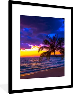 Produktbild von MuchoWow® Gerahmtes Poster Palme - Lila - Sonnenuntergang - Strand - Meer 60x80 cm - Poster mit Schwarzem Bilderrahmen Wandposter Rahmen Foto Bilder - Wohnzimmer - Dekorationen - Prämie