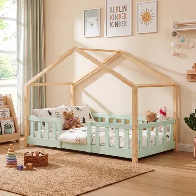 Productafbeelding van Kinderbed "Treviolo" met huiselijke uitstraling, voorzien van valbeveiliging. Gemaakt van dennenhout, afmetingen 80 x 160 cm. Kleur: mintgroen / naturel