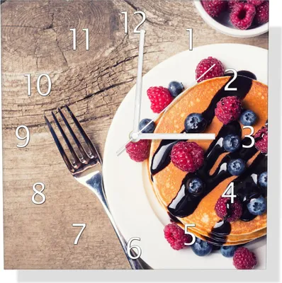 Produktbild von Wallario Design Wanduhr Pancakes mit Beeren aus Echtglas, Größe 30 x 30 cm