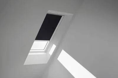 Produktbild von VELUX Dachfenster Verdunkelungsrollo schwarz mit weißem Alu-Rahmen solarbetrieben DSL S06 3009KWL