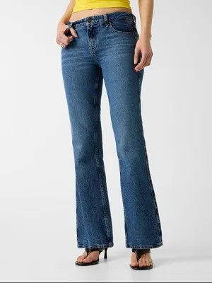 Image de Jean bootcut pour femme bleu avec effet usé et design 5 poches
