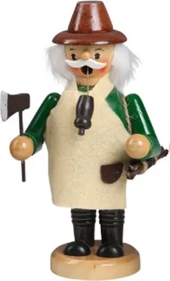 Räuchermännchen Holzfäller mit Axt und Bündel Holz. Er trägt braunen Hut grünes Hemd beige Schürze.