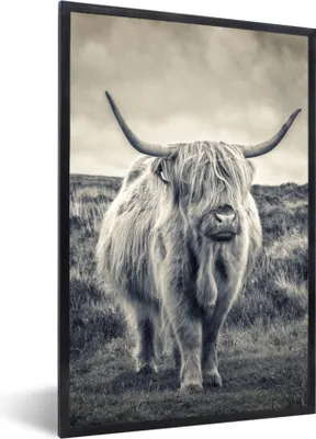 Produktbild von MuchoWow® Gerahmtes Poster Schottischer Hochländer - Tiere - Wolken - Kuh - Natur 40x60 cm - Poster mit Schwarzem Bilderrahmen Wandposter Rahmen Foto Bilder - Papierdruck - Wandbilder