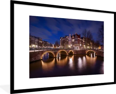 Produktbild von MuchoWow® Gerahmtes Poster Amsterdam - Wasser - Nacht 90x60 cm - Poster mit Schwarzem Bilderrahmen Wandposter Rahmen Foto Bilder - Wanddekoration - Fotos