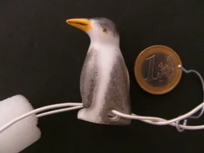 Produktbild von Porzellan Tropfenfänger Pinguin, handbemalt für Kaffee- o. Teekannen, Figur Pinguine
