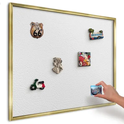 Produktbild von Magnettafel 80x60 cm mit goldenem Rahmen - Magnetische Metalltafel, Magnetpinnwand zur Wandmontage für Wohnzimmer, Küche, Flur, Kinderzimmer und Büro - Weiße Textur