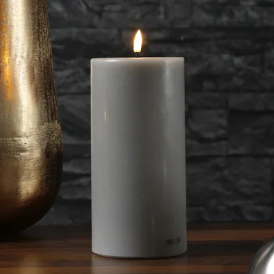Immagine prodotto di Candela LED a colonna MIA - cera vera - fiamma realistica 3D - H: 20cm - D: 10cm - sabbia/taupe