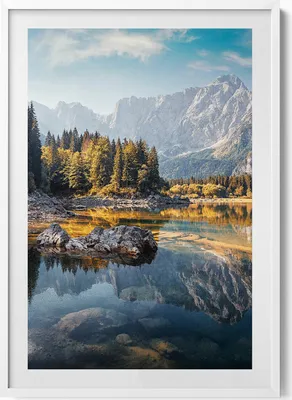 Produktbild von Schöne Berglandschaft mit See– Wandbild mit Rahmen – Gerahmtes Bild  – Wanddekoration – 70x100 cm –  Weiß Rahmen
