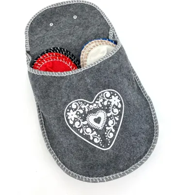 Obrázek produktu pro heimtexland ® pantofle pro hosty sada 4 plstěných pantoflí pro hosty plstěné pantofle se závěsným sáčkem pantofle pro hosty typ 879 country house heart